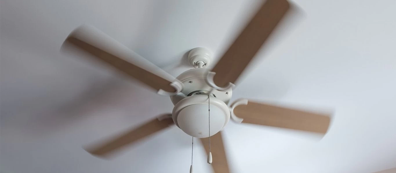 Πάτρα: Ανεμιστήρας κατέρρευσε και παραλίγο να κόψει τον λαιμό εργαζόμενης